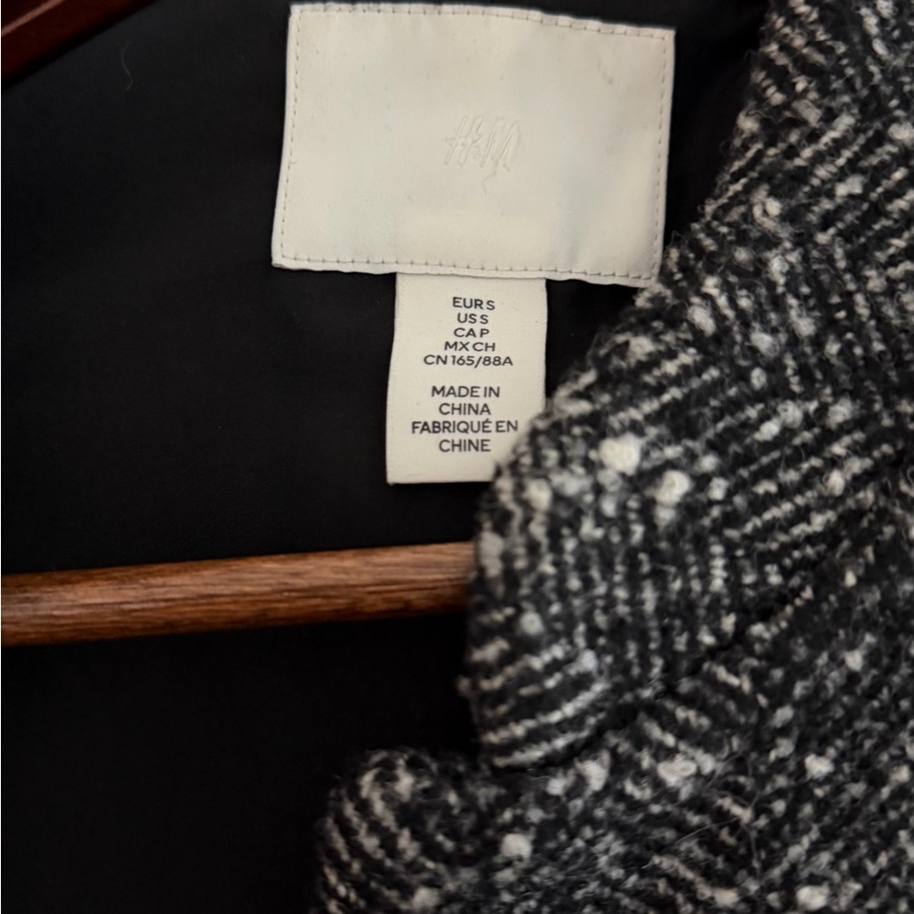 Grey and White Tweed Jacket with Gold Buttons - Picture 4 of 6